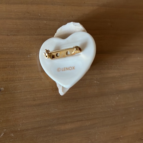 Porcelain doll face pin - Picture 2 of 3